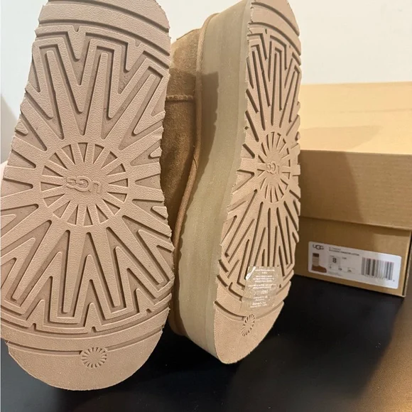 UGG - Picture 2 of 3